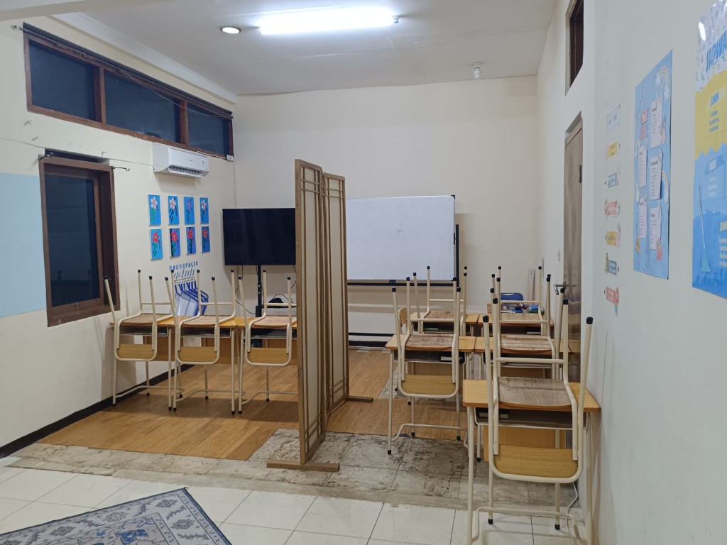 Sekat Partisi Kayu & Layar Edukasi
