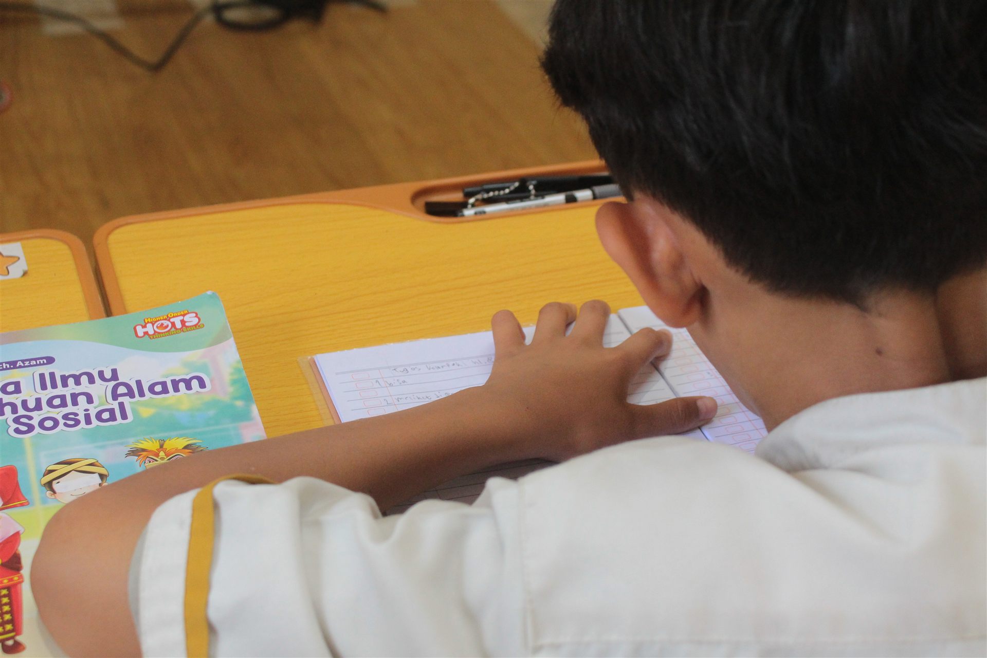 Siswa TSLS belajar mandiri dengan buku dan lembar kerja