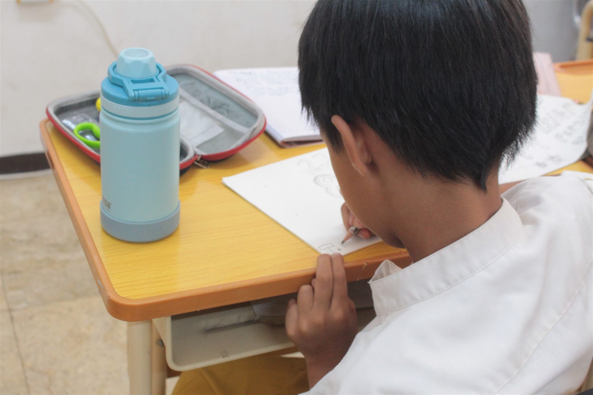 Siswa TSLS menggambar dan berkarya di kelas