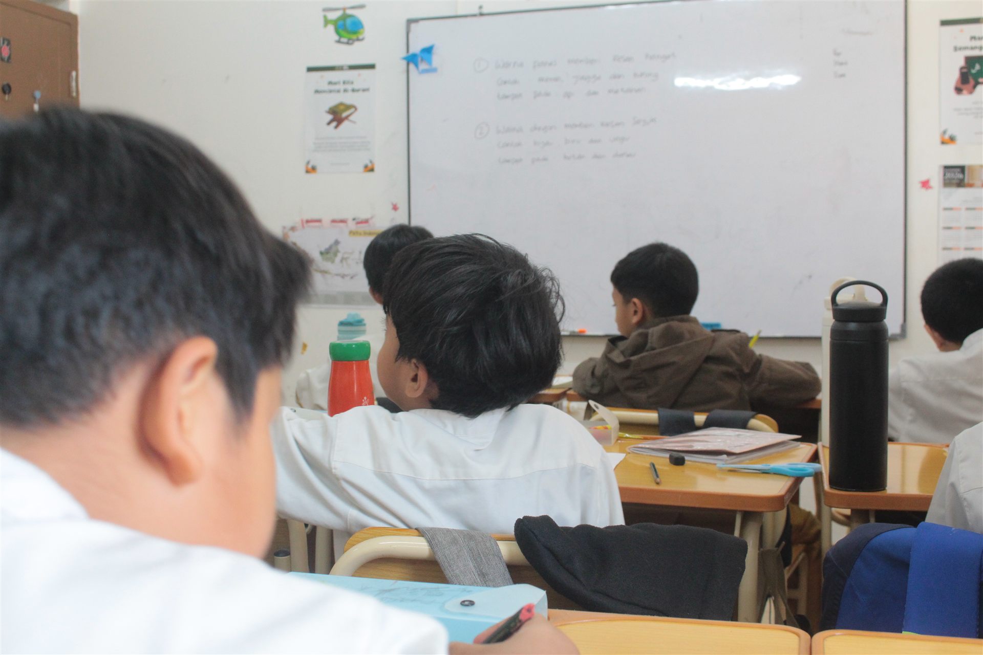 Siswa TSLS menyimak pelajaran di ruang kelas