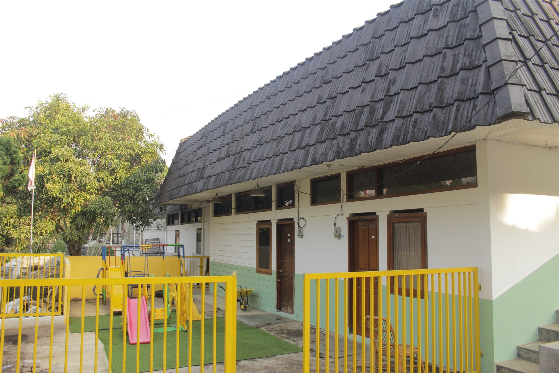 Bangunan Preschool Onsite dan area bermain luar ruangan TSLS